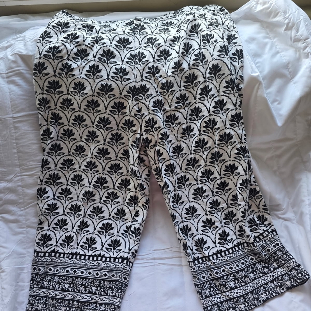 Cato Black and White Floral Cropped Pants